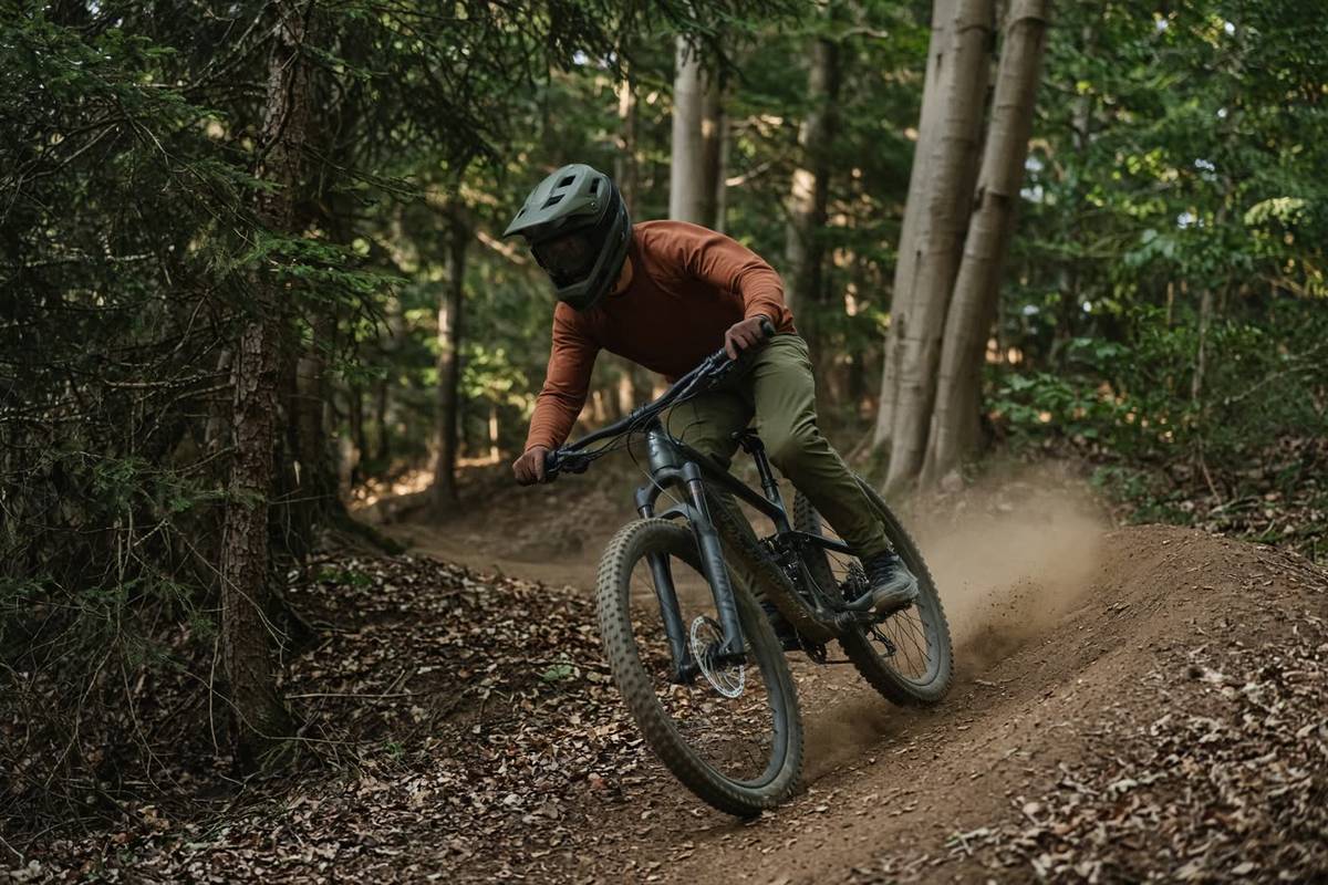 Mountainbiker in einer Kurve auf dem Singletrail